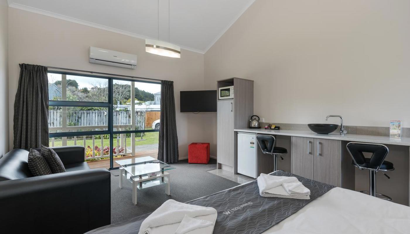 Spacious studio unit with courtyard view